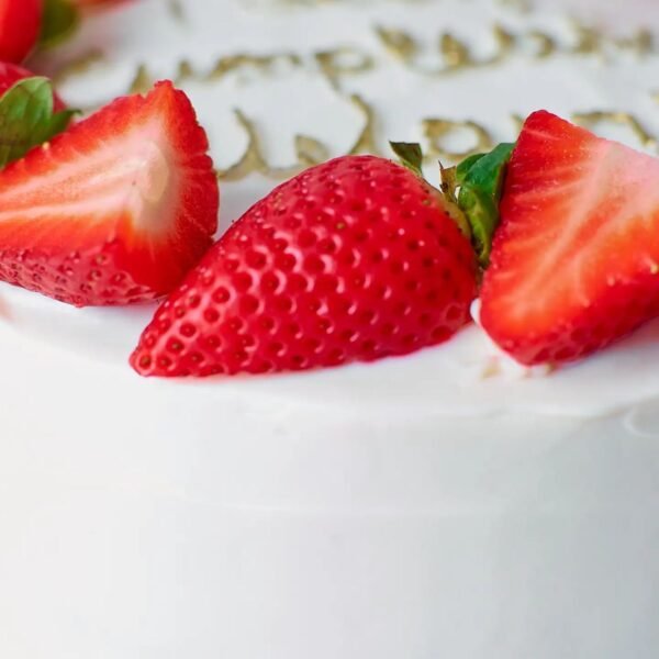 Disfruta del sabor dulce y jugoso de las fresas con la torta de fresa de Annycake