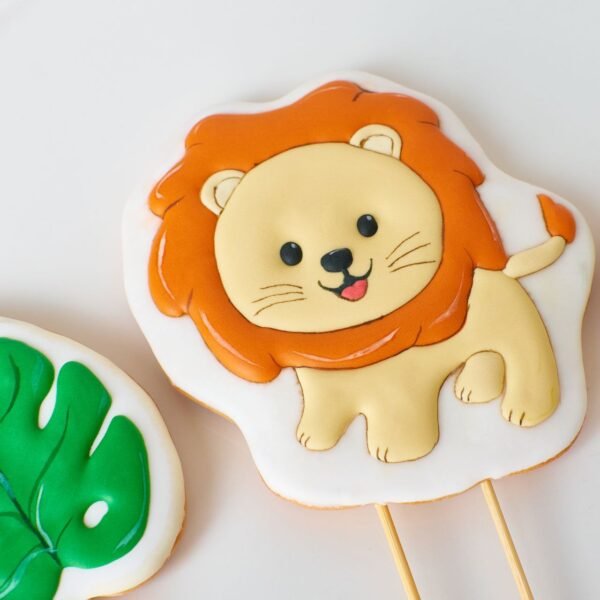Torta temática de león con galleta artesanal - Annycake, tu mejor opción.