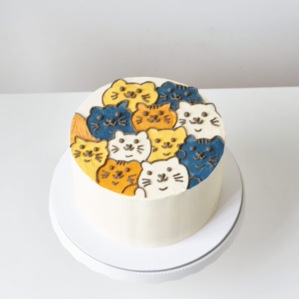 Una deliciosa creación de Annycake que muestra alegres gatitos juguetones adornando esta irresistible torta. ¡Sorprende a tus invitados con un toque de ternura y sabor!
