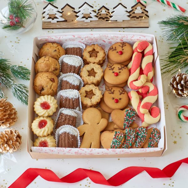Cajitas de cartón rojas con galletas alargadas.